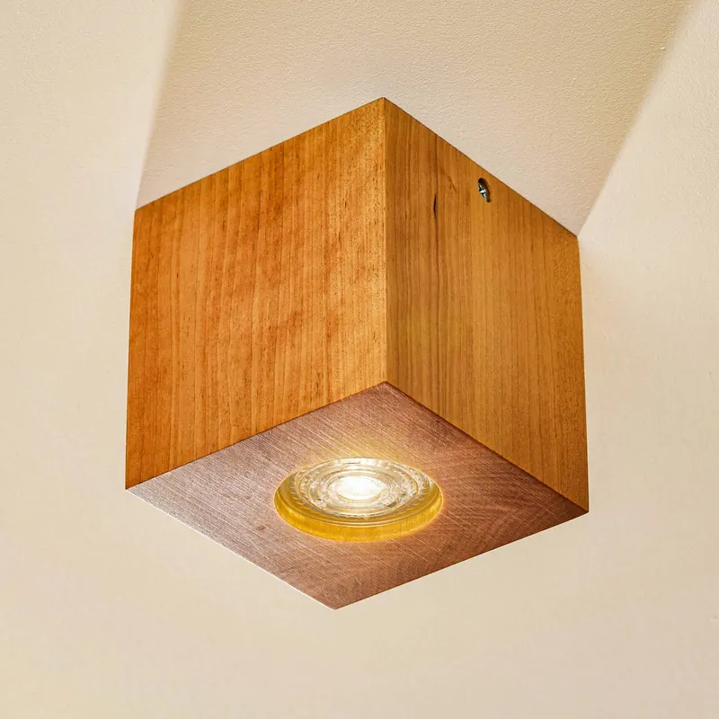 Lampa sufitowa Ara w kształcie drewnianej kostki