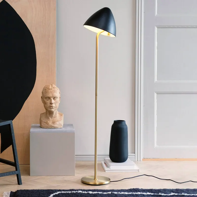 Lampa podłogowa Dyberg Larsen Oulu, czarna/mosiężna, wysokość 128 cm