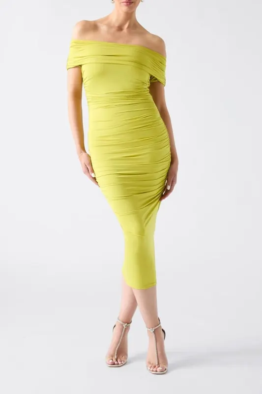 GUESS Alva Off Shoulder Dr Kiwi Light Green Maat: 42 | Midi Jurken Outlet | Dames | Geel