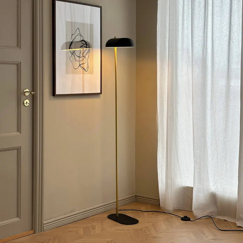 Lampa stojąca Dyberg Larsen Arch, czarna/mosiężna, 143 cm