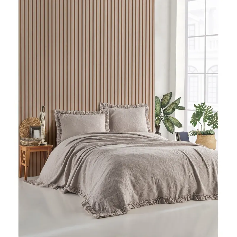 Brązowy zestaw narzuty na łóżko dwuosobowe i poszewek na poduszkę 220x240 cm Ilda – Mijolnir