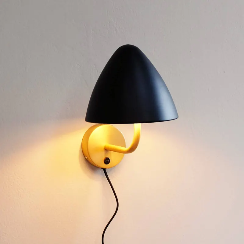 Lampa ścienna Dyberg Larsen Oulu, czarna/mosiężna, Ø 20,3 cm