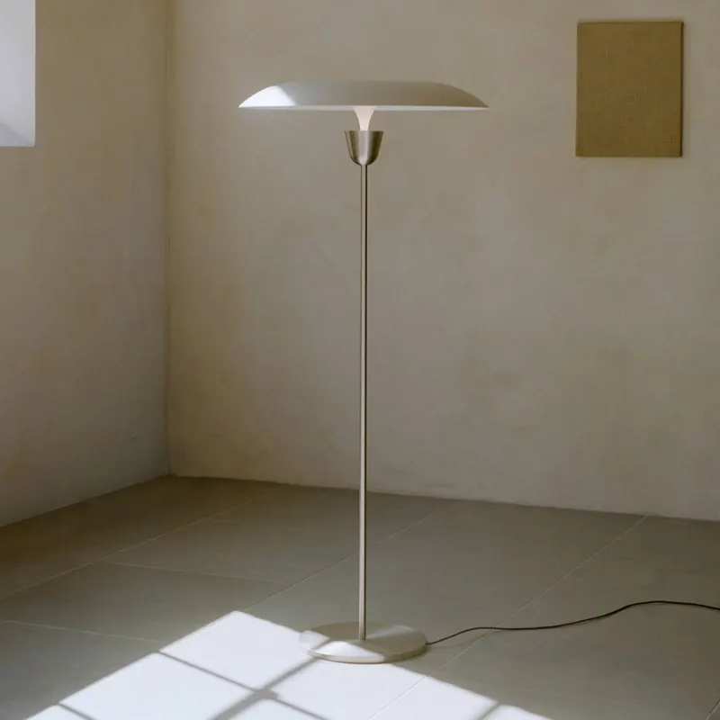 NEW WORKS Lampa stojąca LED Kantarell, nikiel, ściemniana, 127 cm