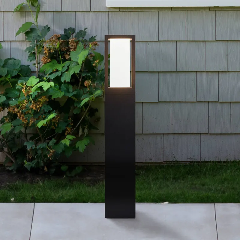 Lampa cokołowa Avenue, czarna, wysokość 45 cm, metal