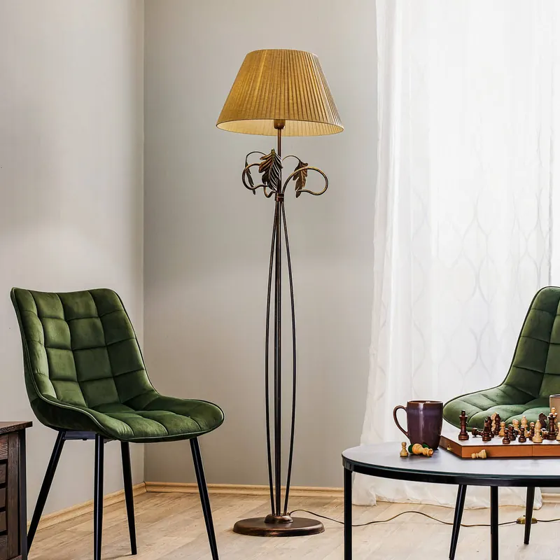 Lampa podłogowa Quercia, abażur z tkaniny i liście dębu