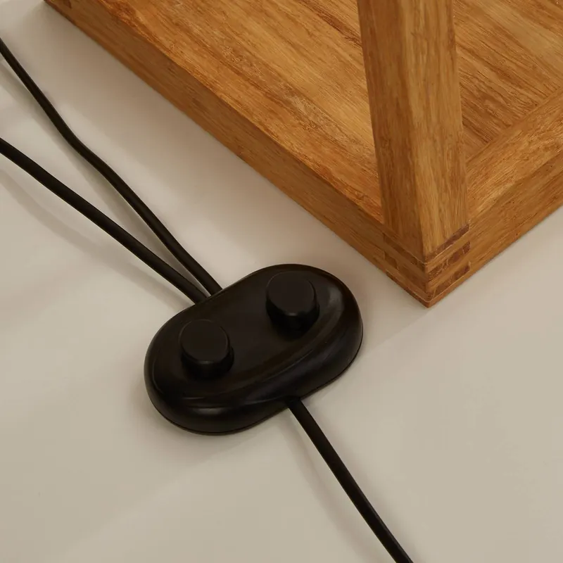 Kwadratowa lampa stojąca wykonana z bambusa