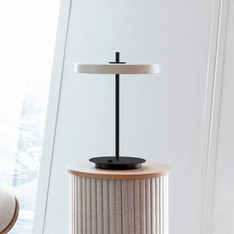 UMAGE lampa stołowa LED Asteria Table, USB, perłowy biały/czarny