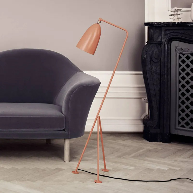 Gubi Gräshoppa Trójnożna lampa stojąca, kolor vintage red